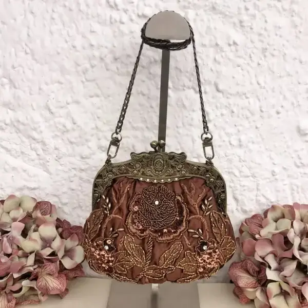 Perlentasche Trachtentasche für Damen No. 18 – Bild 1 – Chiemgauer Heimatwerk Trachten-Onlineshop Perlentasche Trachtentasche für Damen No. 18 - Bild 1 - Chiemgauer Heimatwerk Trachten-Onlineshop