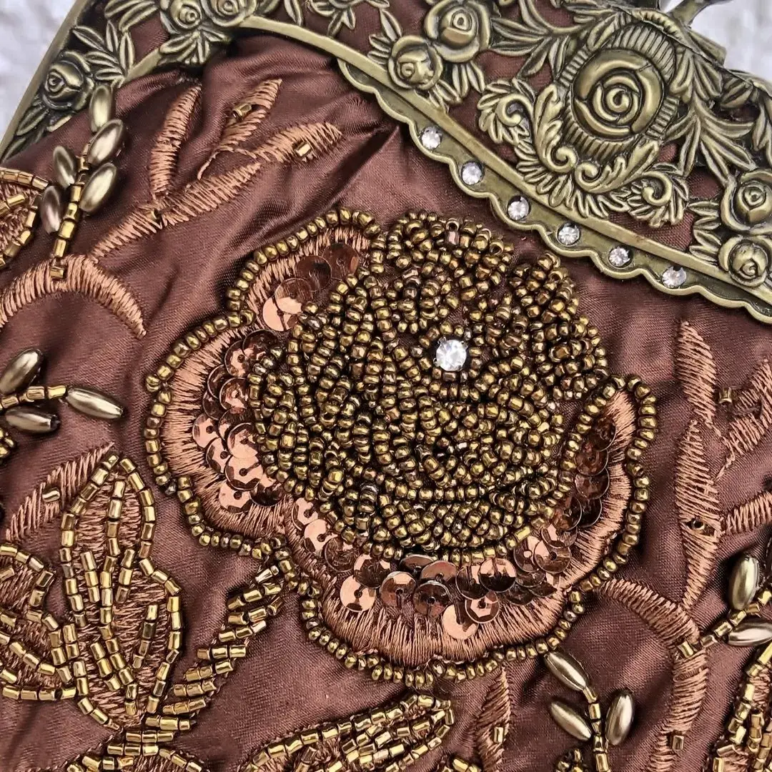 Perlentasche Trachtentasche für Damen No. 18 – Bild 13 – Chiemgauer Heimatwerk Trachten-Onlineshop Perlentasche Trachtentasche für Damen No. 18 - Bild 13 - Chiemgauer Heimatwerk Trachten-Onlineshop