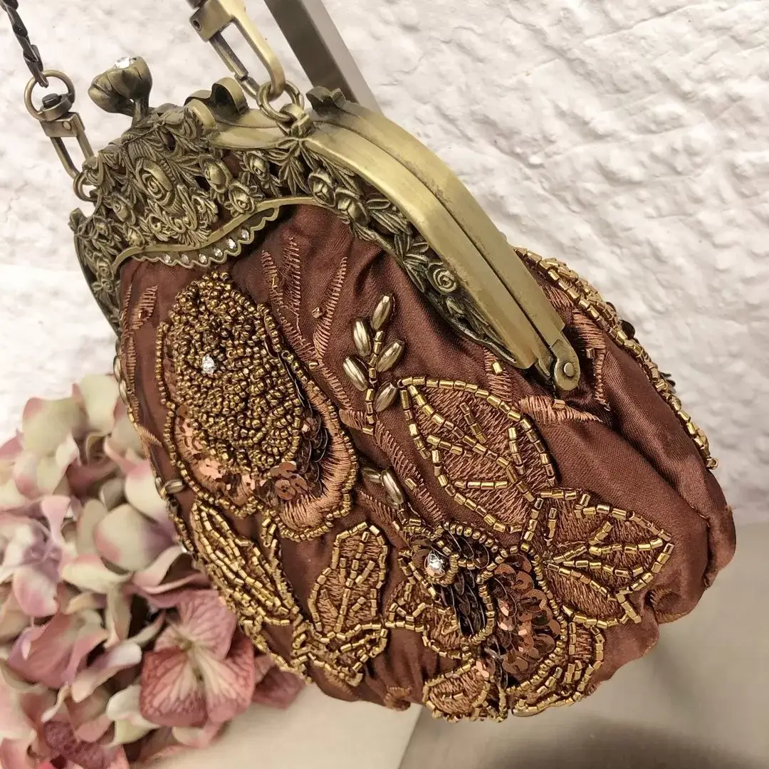 Perlentasche Trachtentasche für Damen No. 18 – Bild 14 – Chiemgauer Heimatwerk Trachten-Onlineshop Perlentasche Trachtentasche für Damen No. 18 - Bild 14 - Chiemgauer Heimatwerk Trachten-Onlineshop