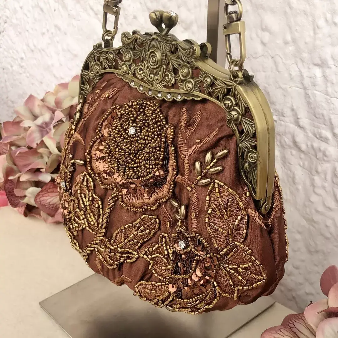 Perlentasche Trachtentasche für Damen No. 18 – Bild 15 – Chiemgauer Heimatwerk Trachten-Onlineshop Perlentasche Trachtentasche für Damen No. 18 - Bild 15 - Chiemgauer Heimatwerk Trachten-Onlineshop