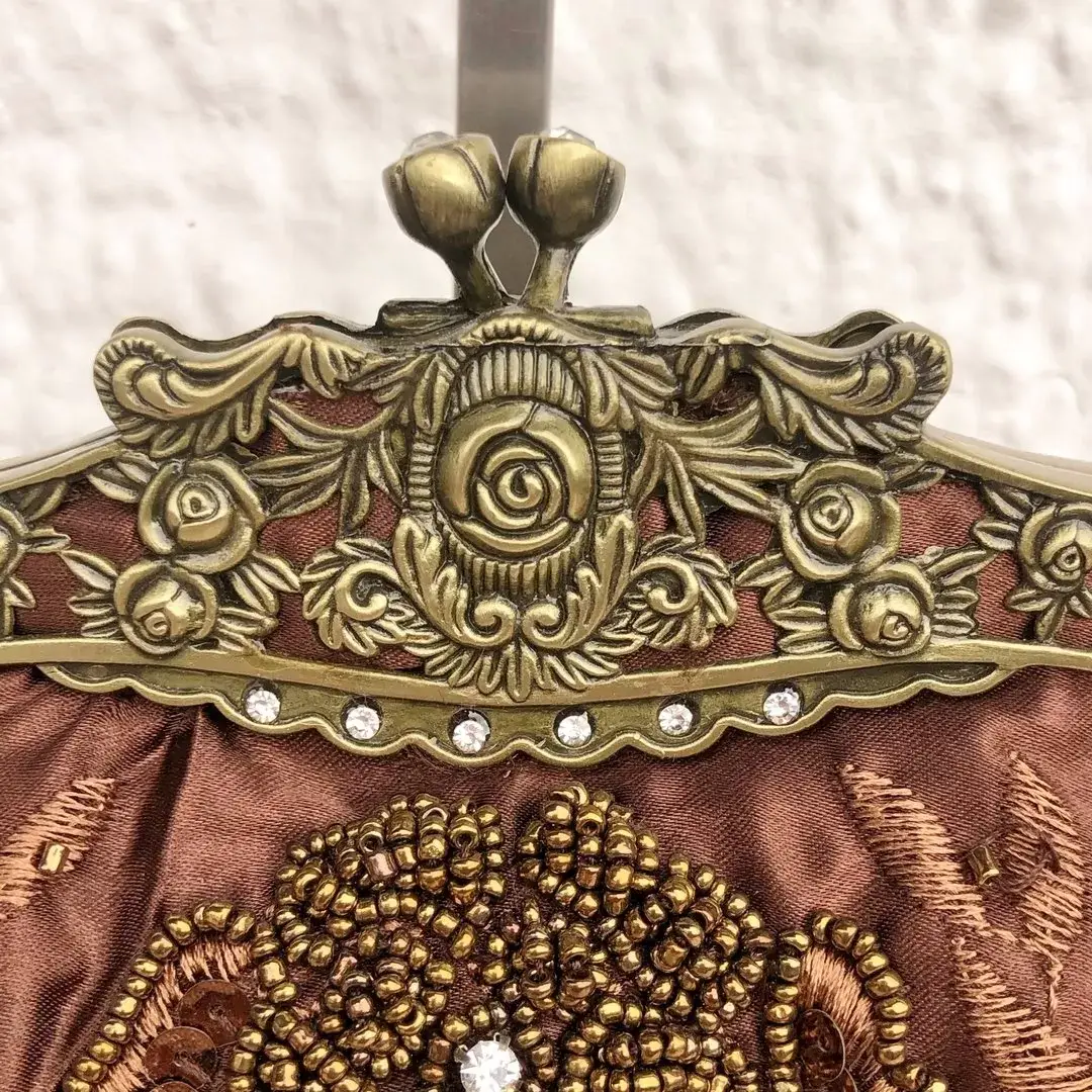 Perlentasche Trachtentasche für Damen No. 18 – Bild 7 – Chiemgauer Heimatwerk Trachten-Onlineshop Perlentasche Trachtentasche für Damen No. 18 - Bild 7 - Chiemgauer Heimatwerk Trachten-Onlineshop