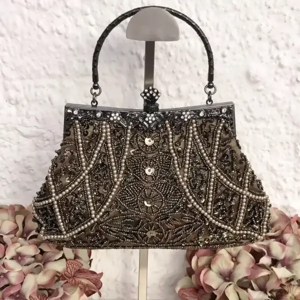 Perlentasche Trachtentasche für Damen No. 2 – Bild 1 – Chiemgauer Heimatwerk Trachten-Onlineshop Perlentasche Trachtentasche für Damen No. 2 - Bild 1 - Chiemgauer Heimatwerk Trachten-Onlineshop