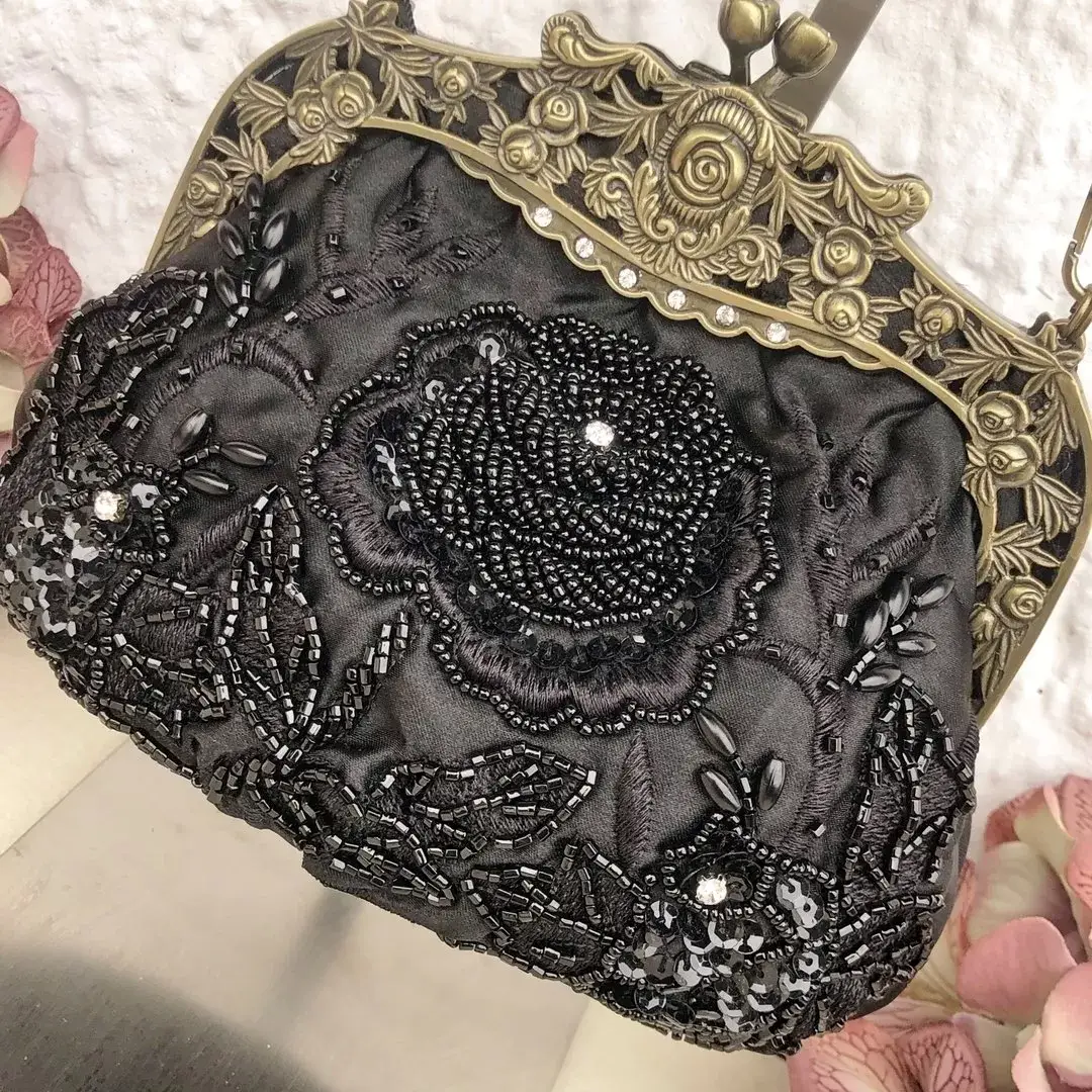 Perlentasche Trachtentasche für Damen No. 20 – Bild 5 – Chiemgauer Heimatwerk Trachten-Onlineshop Perlentasche Trachtentasche für Damen No. 20 - Bild 5 - Chiemgauer Heimatwerk Trachten-Onlineshop