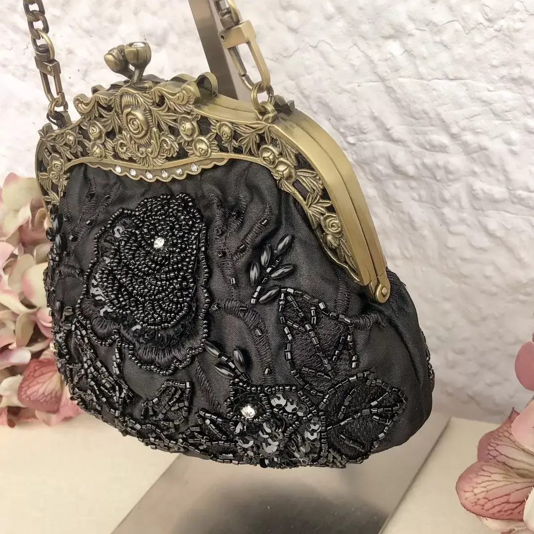 Perlentasche Trachtentasche für Damen No. 20 – Bild 7 – Chiemgauer Heimatwerk Trachten-Onlineshop Perlentasche Trachtentasche für Damen No. 20 - Bild 7 - Chiemgauer Heimatwerk Trachten-Onlineshop