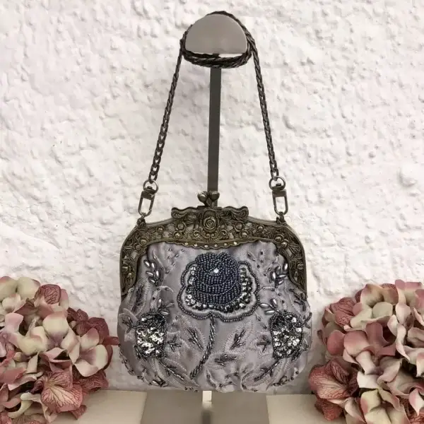 Perlentasche Trachtentasche für Damen No. 21 – Bild 1 – Chiemgauer Heimatwerk Trachten-Onlineshop Perlentasche Trachtentasche für Damen No. 21 - Bild 1 - Chiemgauer Heimatwerk Trachten-Onlineshop