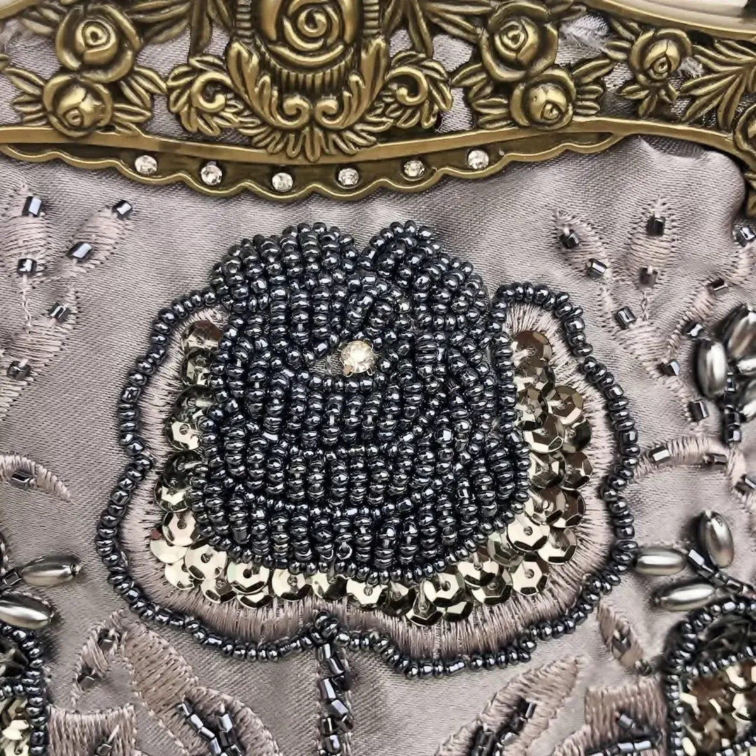 Perlentasche Trachtentasche für Damen No. 21 – Bild 10 – Chiemgauer Heimatwerk Trachten-Onlineshop Perlentasche Trachtentasche für Damen No. 21 - Bild 10 - Chiemgauer Heimatwerk Trachten-Onlineshop