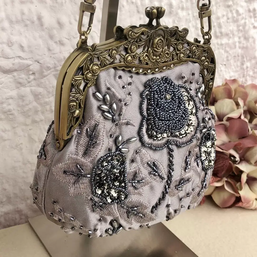 Perlentasche Trachtentasche für Damen No. 21 – Bild 14 – Chiemgauer Heimatwerk Trachten-Onlineshop Perlentasche Trachtentasche für Damen No. 21 - Bild 14 - Chiemgauer Heimatwerk Trachten-Onlineshop