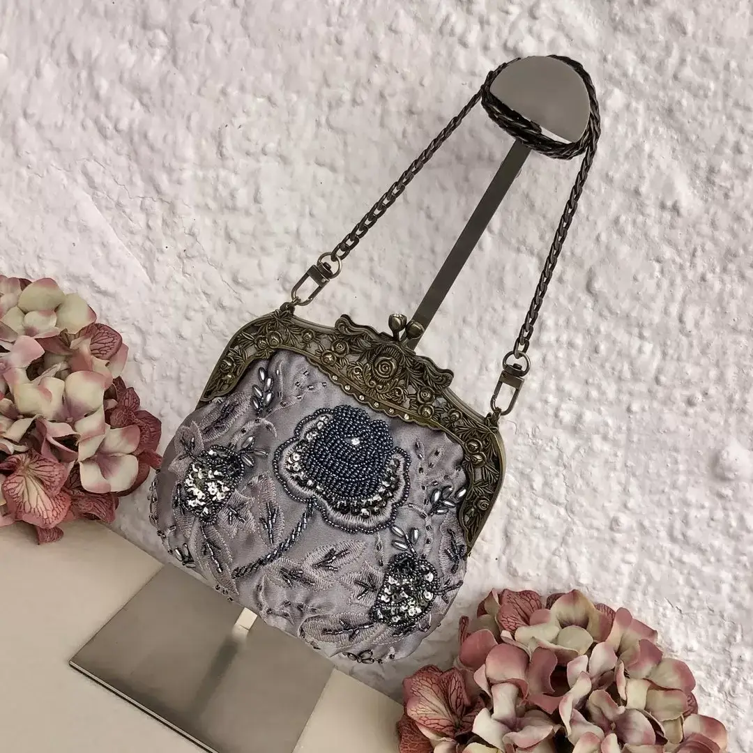 Perlentasche Trachtentasche für Damen No. 21 – Bild 3 – Chiemgauer Heimatwerk Trachten-Onlineshop Perlentasche Trachtentasche für Damen No. 21 - Bild 3 - Chiemgauer Heimatwerk Trachten-Onlineshop