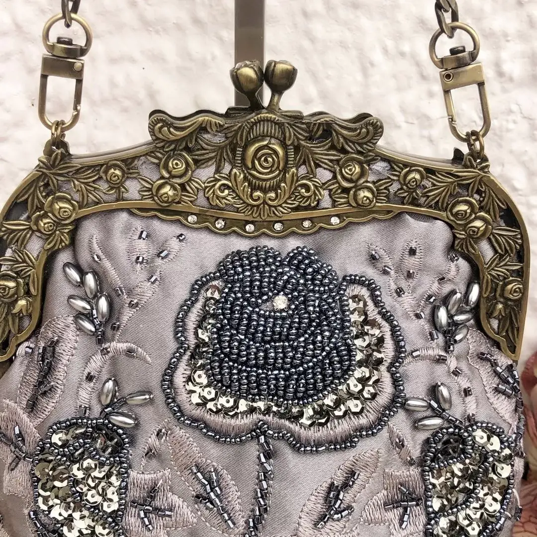 Perlentasche Trachtentasche für Damen No. 21 – Bild 7 – Chiemgauer Heimatwerk Trachten-Onlineshop Perlentasche Trachtentasche für Damen No. 21 - Bild 7 - Chiemgauer Heimatwerk Trachten-Onlineshop