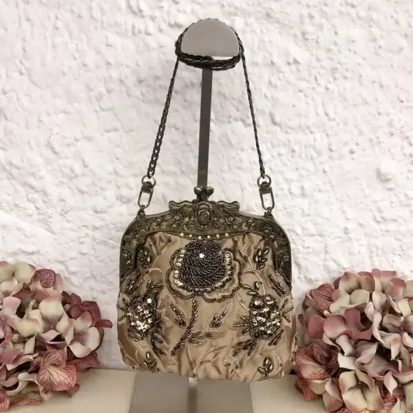Perlentasche Trachtentasche für Damen No. 22 – Bild 1 – Chiemgauer Heimatwerk Trachten-Onlineshop Perlentasche Trachtentasche für Damen No. 22 - Bild 1 - Chiemgauer Heimatwerk Trachten-Onlineshop