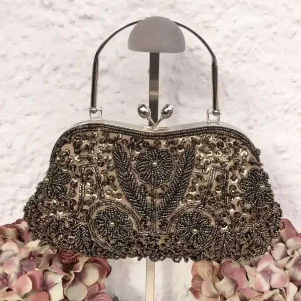 Perlentasche Trachtentasche für Damen No. 23 – Bild 1 – Chiemgauer Heimatwerk Trachten-Onlineshop Perlentasche Trachtentasche für Damen No. 23 - Bild 1 - Chiemgauer Heimatwerk Trachten-Onlineshop