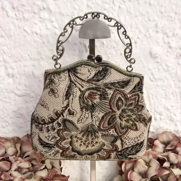 Perlentasche Trachtentasche für Damen No. 35 – Bild 1 – Chiemgauer Heimatwerk Trachten-Onlineshop Perlentasche Trachtentasche für Damen No. 35 - Bild 1 - Chiemgauer Heimatwerk Trachten-Onlineshop