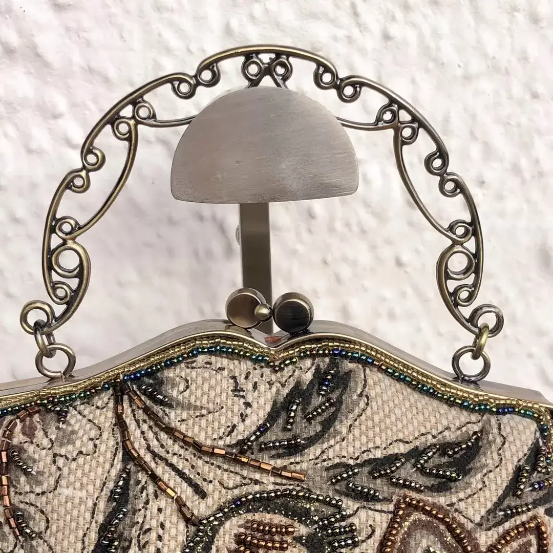 Perlentasche Trachtentasche für Damen No. 35 – Bild 12 – Chiemgauer Heimatwerk Trachten-Onlineshop Perlentasche Trachtentasche für Damen No. 35 - Bild 12 - Chiemgauer Heimatwerk Trachten-Onlineshop