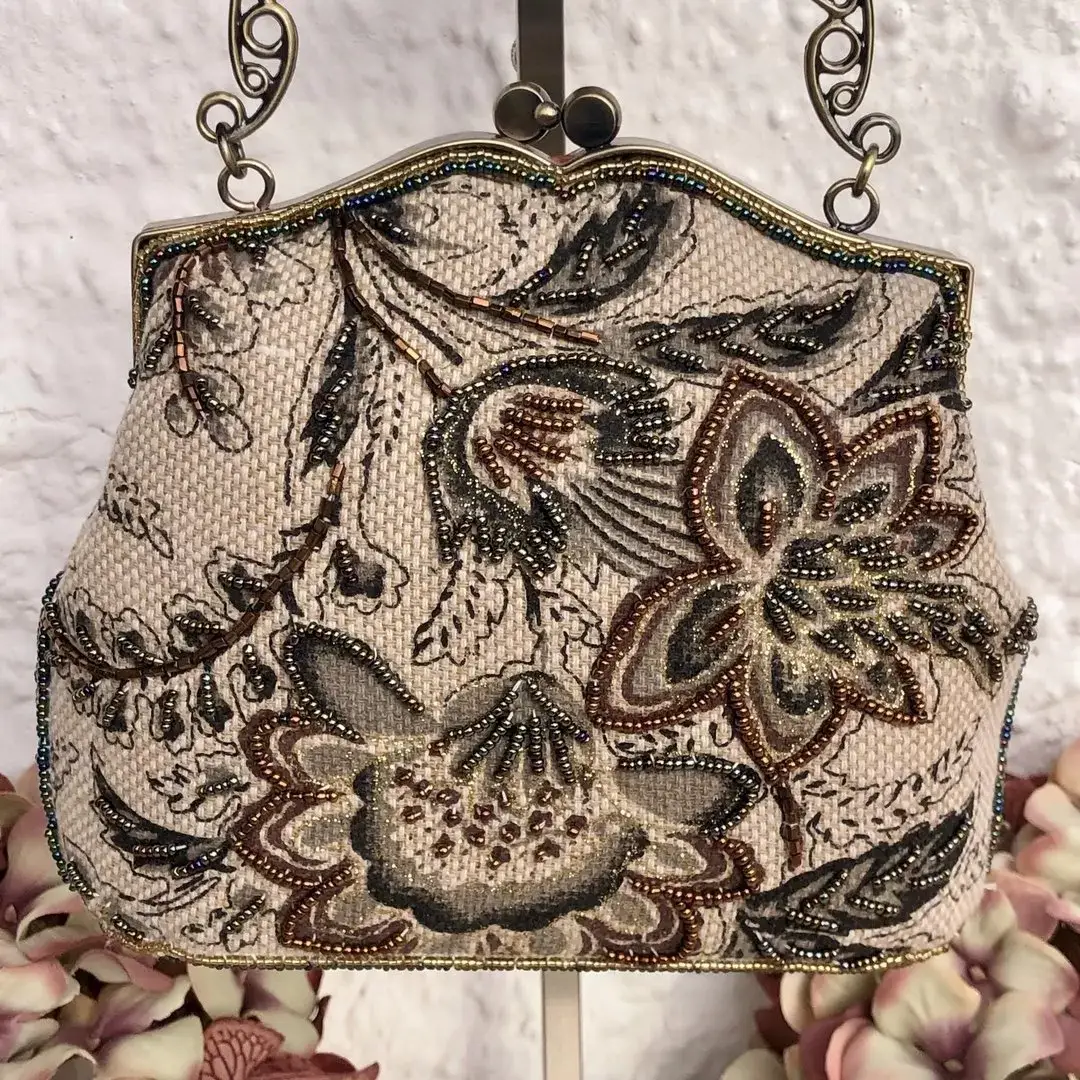Perlentasche Trachtentasche für Damen No. 35 – Bild 2 – Chiemgauer Heimatwerk Trachten-Onlineshop Perlentasche Trachtentasche für Damen No. 35 - Bild 2 - Chiemgauer Heimatwerk Trachten-Onlineshop