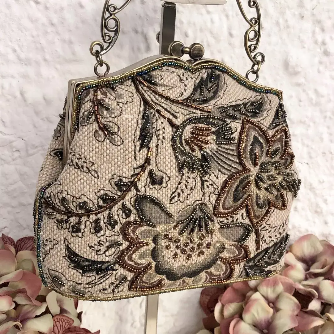 Perlentasche Trachtentasche für Damen No. 35 – Bild 5 – Chiemgauer Heimatwerk Trachten-Onlineshop Perlentasche Trachtentasche für Damen No. 35 - Bild 5 - Chiemgauer Heimatwerk Trachten-Onlineshop