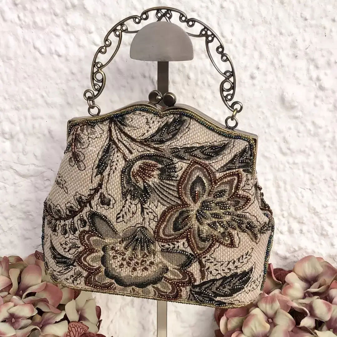 Perlentasche Trachtentasche für Damen No. 35 – Bild 7 – Chiemgauer Heimatwerk Trachten-Onlineshop Perlentasche Trachtentasche für Damen No. 35 - Bild 7 - Chiemgauer Heimatwerk Trachten-Onlineshop