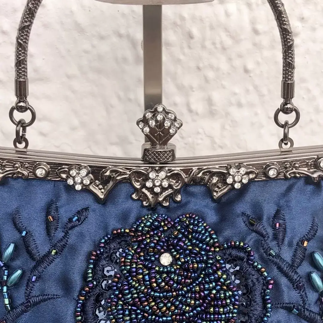 Perlentasche Trachtentasche für Damen No. 5 – Bild 11 – Chiemgauer Heimatwerk Trachten-Onlineshop Perlentasche Trachtentasche für Damen No. 5 - Bild 11 - Chiemgauer Heimatwerk Trachten-Onlineshop