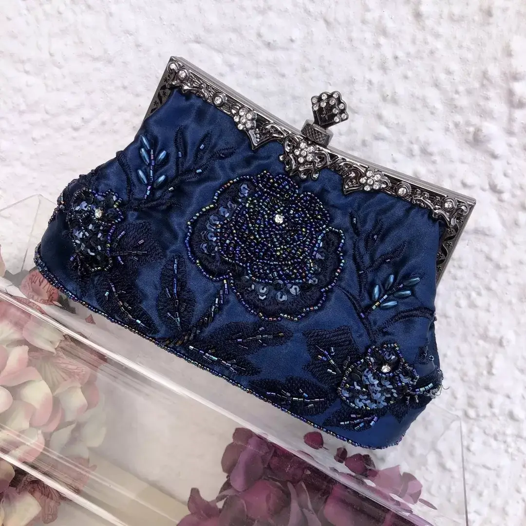 Perlentasche Trachtentasche für Damen No. 5 – Bild 18 – Chiemgauer Heimatwerk Trachten-Onlineshop Perlentasche Trachtentasche für Damen No. 5 - Bild 18 - Chiemgauer Heimatwerk Trachten-Onlineshop