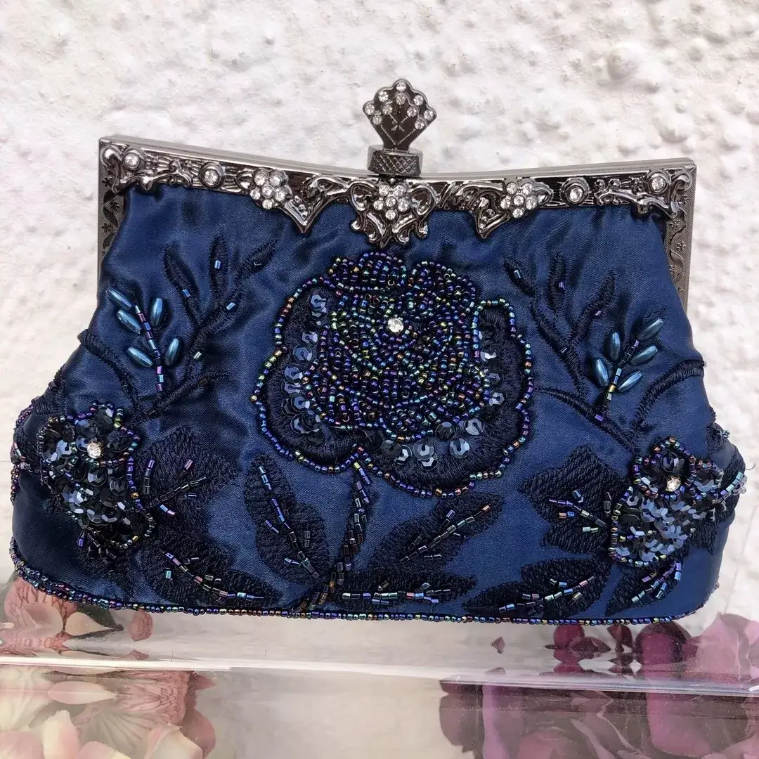 Perlentasche Trachtentasche für Damen No. 5 – Bild 2 – Chiemgauer Heimatwerk Trachten-Onlineshop Perlentasche Trachtentasche für Damen No. 5 - Bild 2 - Chiemgauer Heimatwerk Trachten-Onlineshop