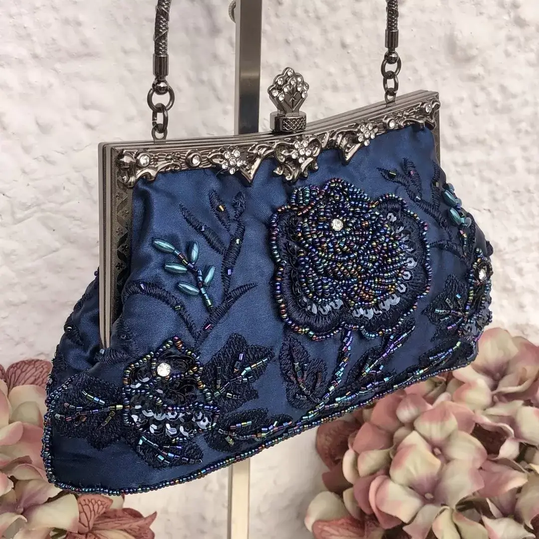 Perlentasche Trachtentasche für Damen No. 5 – Bild 23 – Chiemgauer Heimatwerk Trachten-Onlineshop Perlentasche Trachtentasche für Damen No. 5 - Bild 23 - Chiemgauer Heimatwerk Trachten-Onlineshop