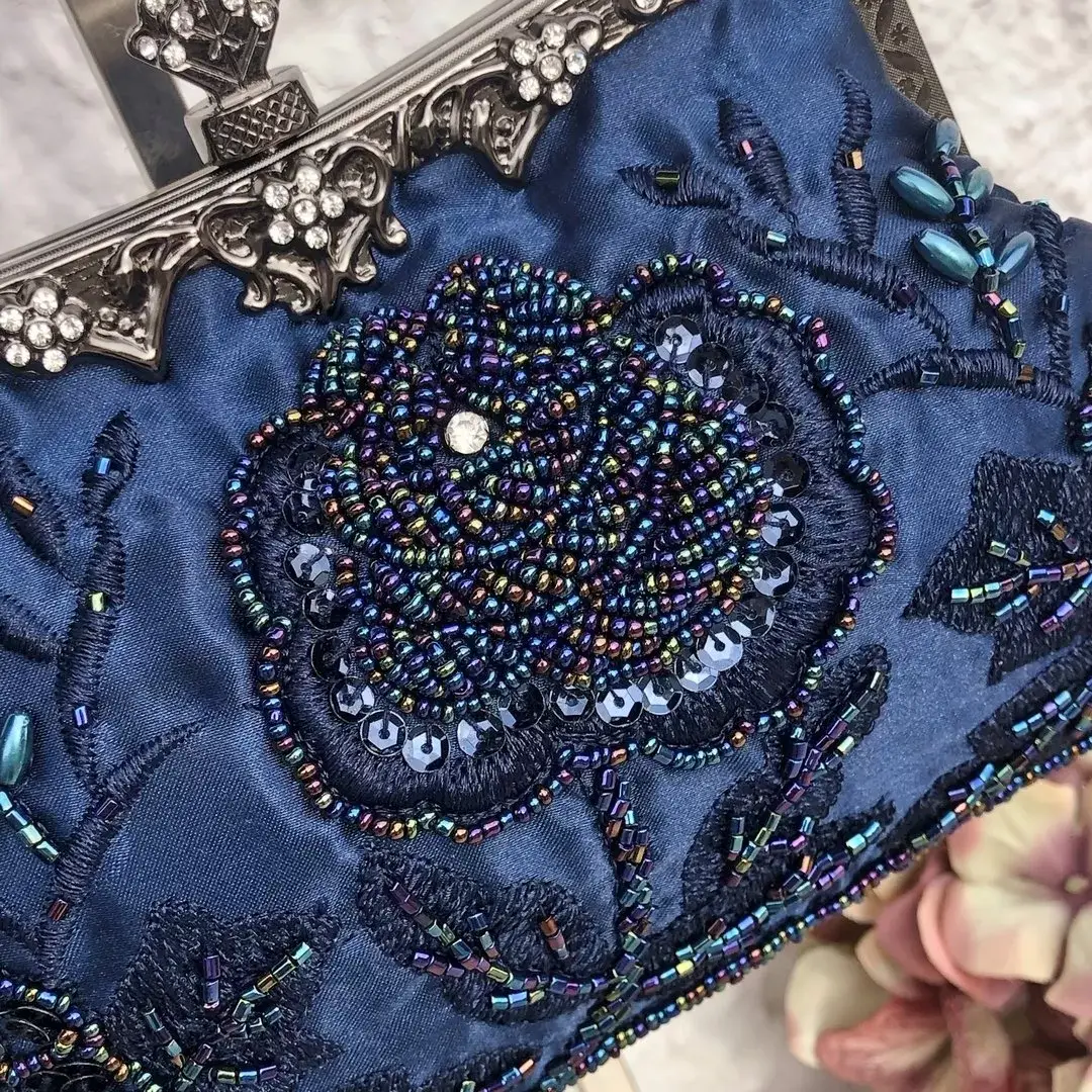 Perlentasche Trachtentasche für Damen No. 5 – Bild 6 – Chiemgauer Heimatwerk Trachten-Onlineshop Perlentasche Trachtentasche für Damen No. 5 - Bild 6 - Chiemgauer Heimatwerk Trachten-Onlineshop