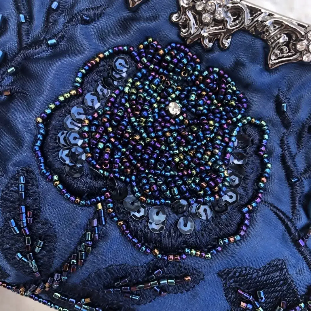 Perlentasche Trachtentasche für Damen No. 5 – Bild 8 – Chiemgauer Heimatwerk Trachten-Onlineshop Perlentasche Trachtentasche für Damen No. 5 - Bild 8 - Chiemgauer Heimatwerk Trachten-Onlineshop