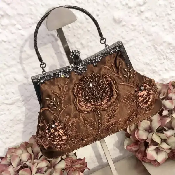 Perlentasche Trachtentasche für Damen No. 7 – Bild 1 – Chiemgauer Heimatwerk Trachten-Onlineshop Perlentasche Trachtentasche für Damen No. 7 - Bild 1 - Chiemgauer Heimatwerk Trachten-Onlineshop