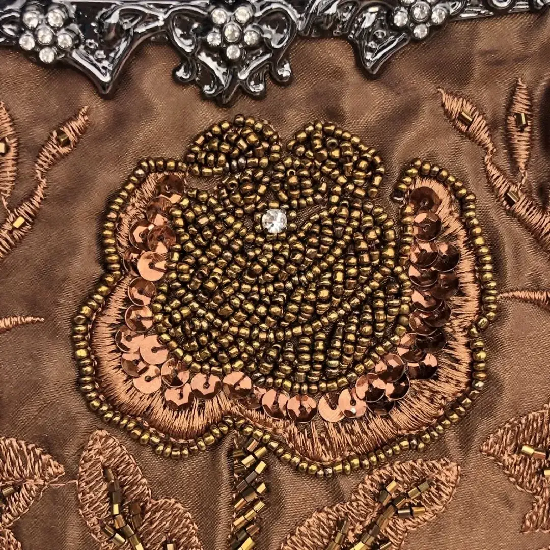 Perlentasche Trachtentasche für Damen No. 7 – Bild 10 – Chiemgauer Heimatwerk Trachten-Onlineshop Perlentasche Trachtentasche für Damen No. 7 - Bild 10 - Chiemgauer Heimatwerk Trachten-Onlineshop