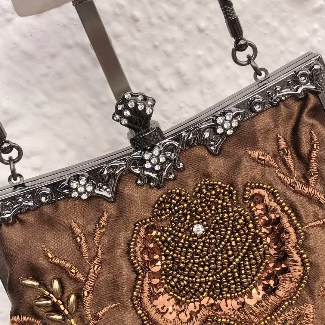 Perlentasche Trachtentasche für Damen No. 7 – Bild 14 – Chiemgauer Heimatwerk Trachten-Onlineshop Perlentasche Trachtentasche für Damen No. 7 - Bild 14 - Chiemgauer Heimatwerk Trachten-Onlineshop