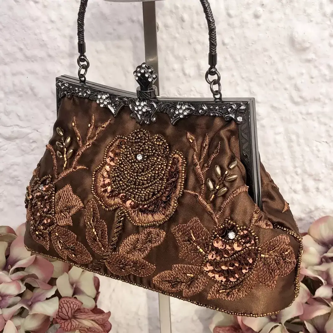 Perlentasche Trachtentasche für Damen No. 7 – Bild 18 – Chiemgauer Heimatwerk Trachten-Onlineshop Perlentasche Trachtentasche für Damen No. 7 - Bild 18 - Chiemgauer Heimatwerk Trachten-Onlineshop