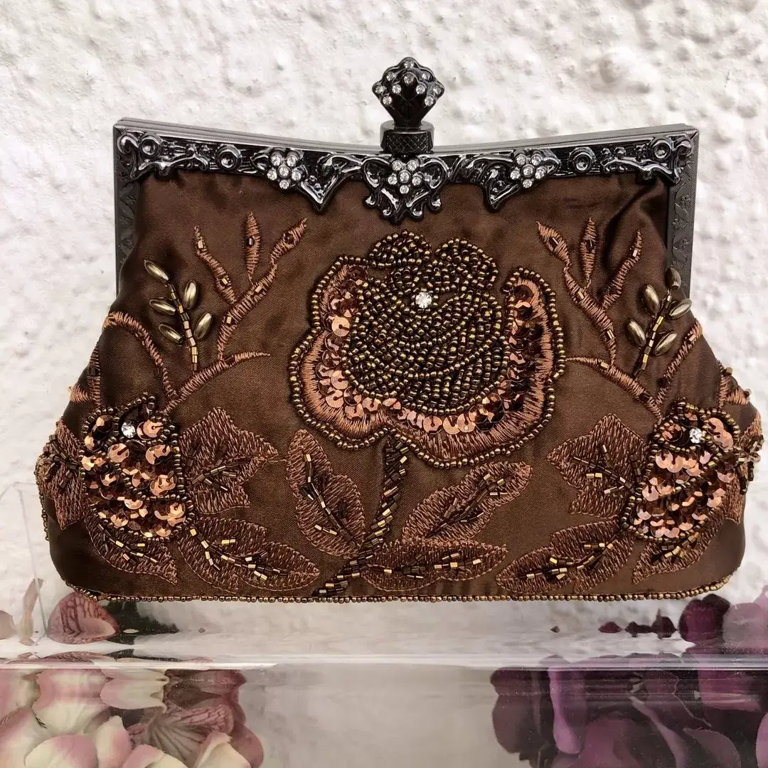 Perlentasche Trachtentasche für Damen No. 7 – Bild 2 – Chiemgauer Heimatwerk Trachten-Onlineshop Perlentasche Trachtentasche für Damen No. 7 - Bild 2 - Chiemgauer Heimatwerk Trachten-Onlineshop