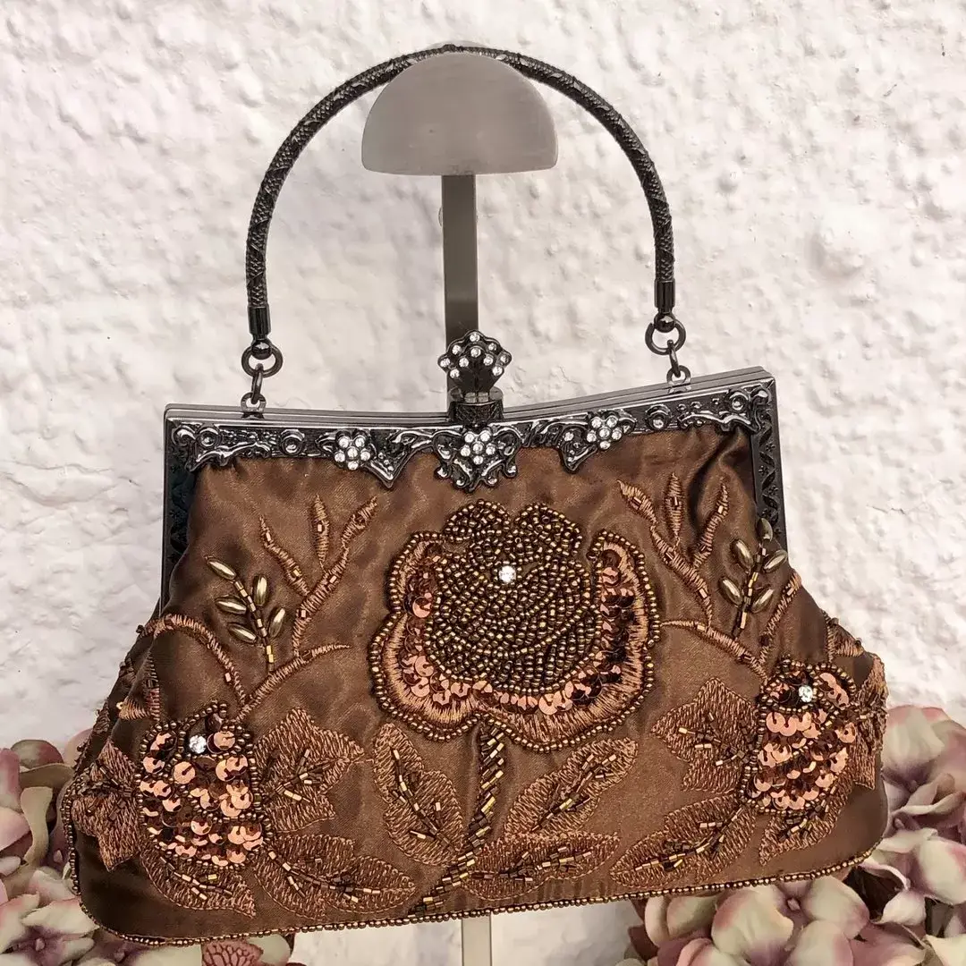 Perlentasche Trachtentasche für Damen No. 7 – Bild 3 – Chiemgauer Heimatwerk Trachten-Onlineshop Perlentasche Trachtentasche für Damen No. 7 - Bild 3 - Chiemgauer Heimatwerk Trachten-Onlineshop