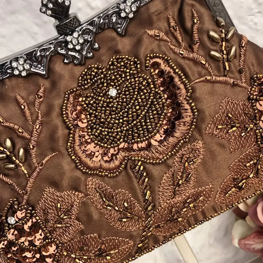 Perlentasche Trachtentasche für Damen No. 7 – Bild 8 – Chiemgauer Heimatwerk Trachten-Onlineshop Perlentasche Trachtentasche für Damen No. 7 - Bild 8 - Chiemgauer Heimatwerk Trachten-Onlineshop