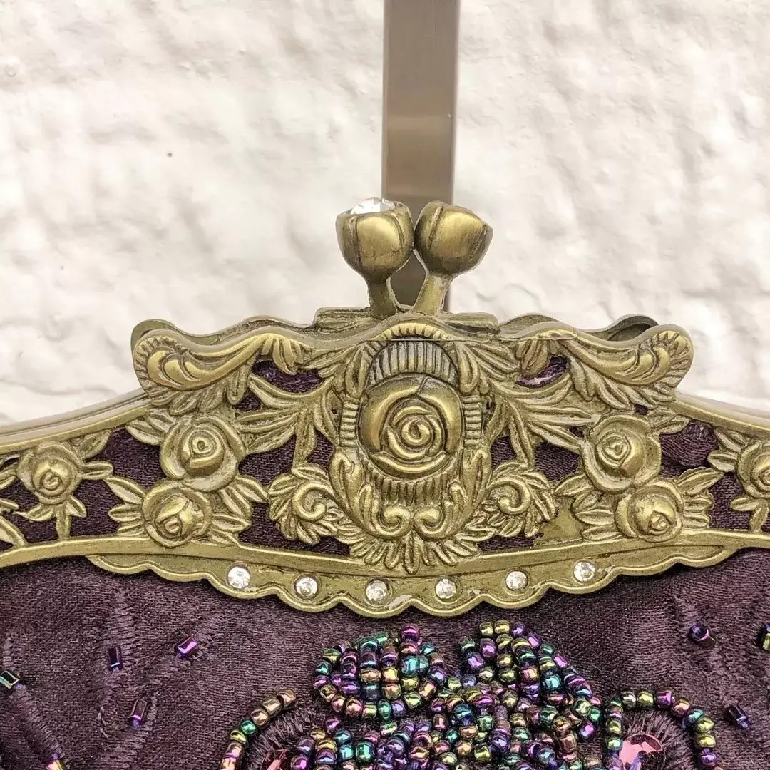 Perlentasche Trachtentasche für Damen No. 8 – Bild 7 – Chiemgauer Heimatwerk Trachten-Onlineshop Perlentasche Trachtentasche für Damen No. 8 - Bild 7 - Chiemgauer Heimatwerk Trachten-Onlineshop