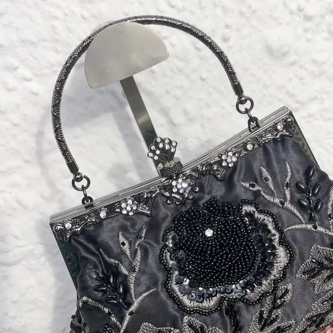 Perlentasche Trachtentasche für Damen No. 9 – Bild 11 – Chiemgauer Heimatwerk Trachten-Onlineshop Perlentasche Trachtentasche für Damen No. 9 - Bild 11 - Chiemgauer Heimatwerk Trachten-Onlineshop