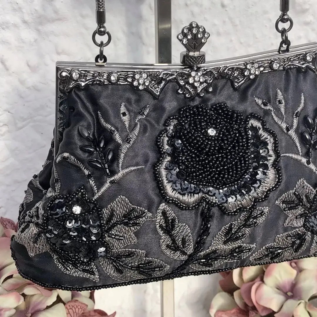 Perlentasche Trachtentasche für Damen No. 9 – Bild 13 – Chiemgauer Heimatwerk Trachten-Onlineshop Perlentasche Trachtentasche für Damen No. 9 - Bild 13 - Chiemgauer Heimatwerk Trachten-Onlineshop