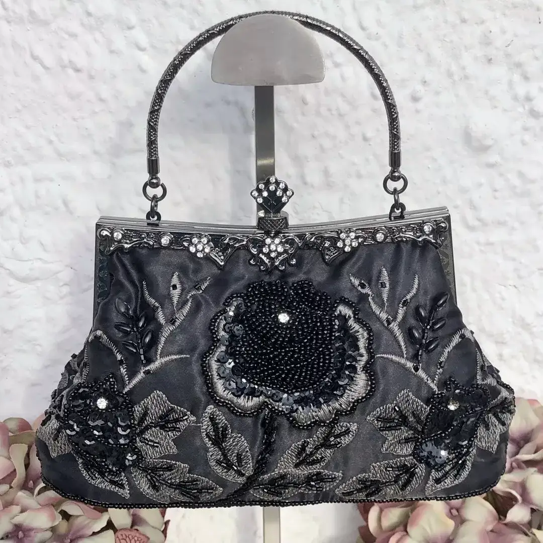 Perlentasche Trachtentasche für Damen No. 9 – Bild 2 – Chiemgauer Heimatwerk Trachten-Onlineshop Perlentasche Trachtentasche für Damen No. 9 - Bild 2 - Chiemgauer Heimatwerk Trachten-Onlineshop