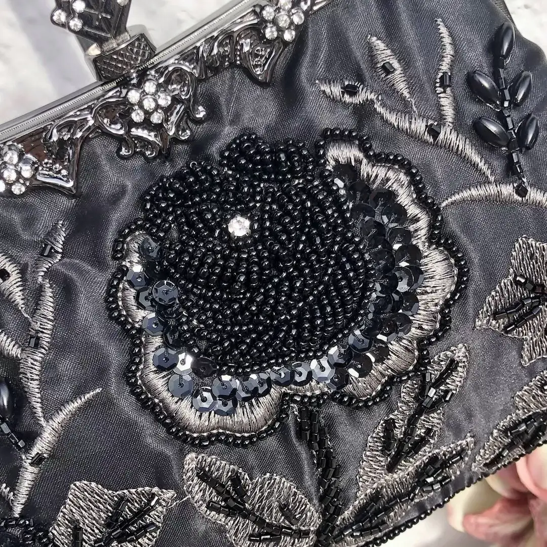 Perlentasche Trachtentasche für Damen No. 9 – Bild 6 – Chiemgauer Heimatwerk Trachten-Onlineshop Perlentasche Trachtentasche für Damen No. 9 - Bild 6 - Chiemgauer Heimatwerk Trachten-Onlineshop