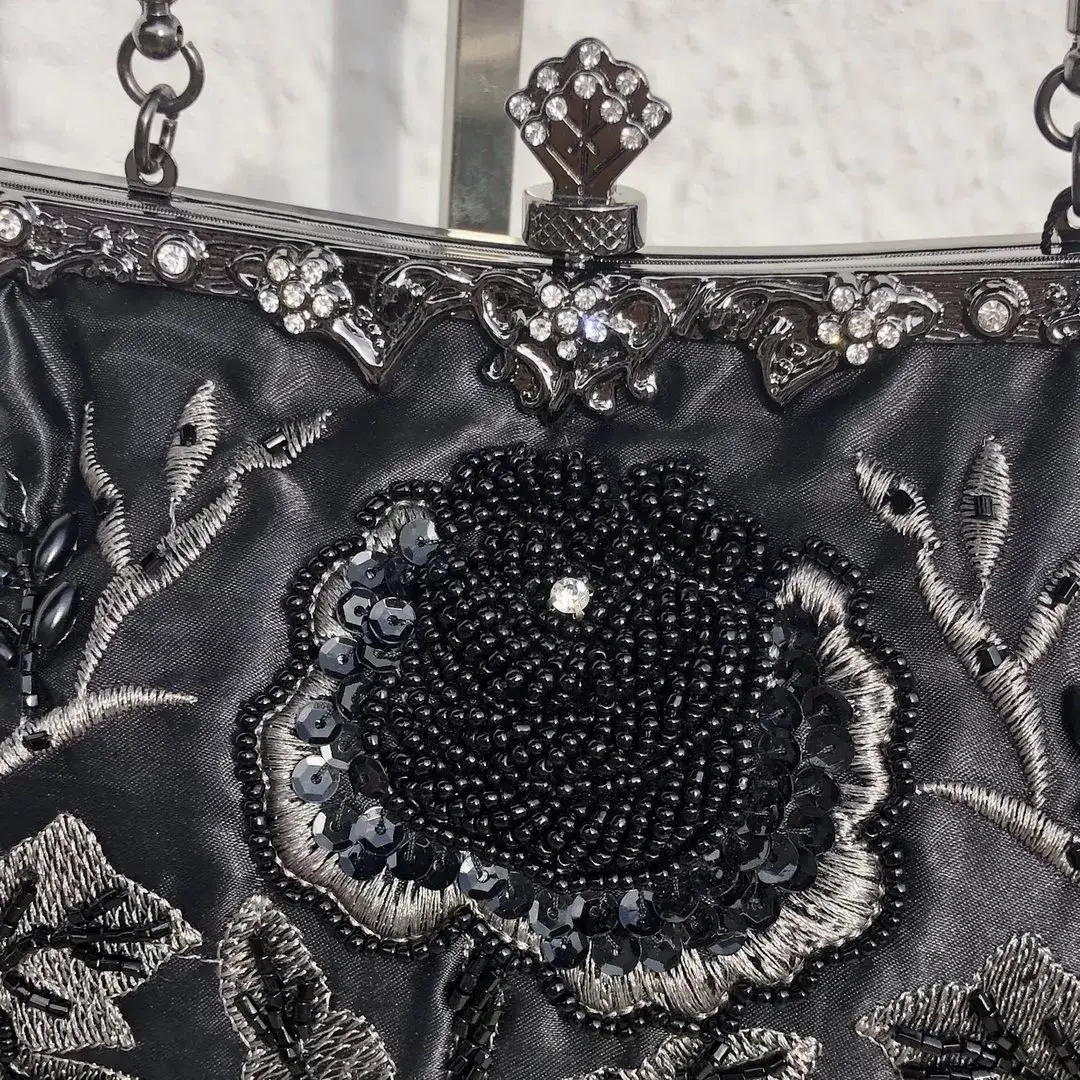 Perlentasche Trachtentasche für Damen No. 9 – Bild 8 – Chiemgauer Heimatwerk Trachten-Onlineshop Perlentasche Trachtentasche für Damen No. 9 - Bild 8 - Chiemgauer Heimatwerk Trachten-Onlineshop