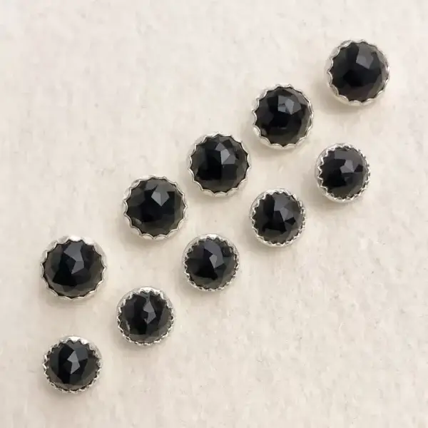 Salzburger Trachtenknopf aus echtem Glas schwarz No. 1 – Bild 1 – Chiemgauer Heimatwerk Trachten-Onlineshop Salzburger Trachtenknopf aus echtem Glas schwarz No. 1 - Bild 1 - Chiemgauer Heimatwerk Trachten-Onlineshop