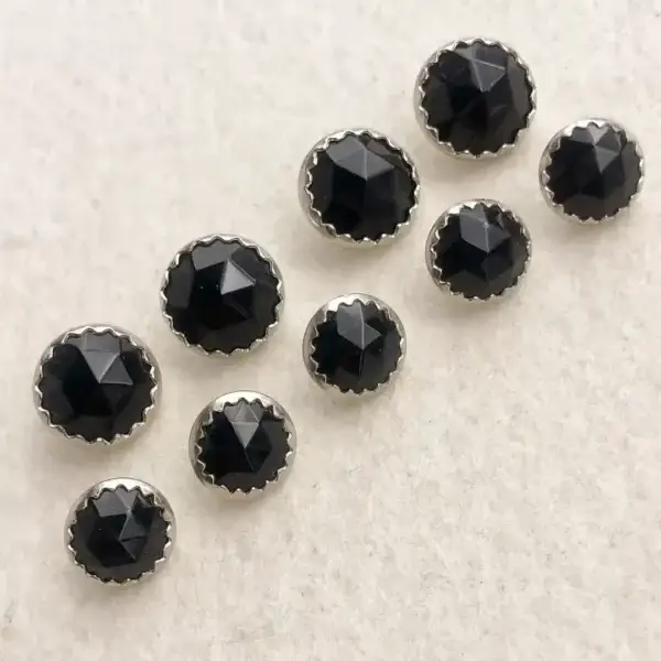 Salzburger Trachtenknopf aus echtem Glas schwarz No. 4 – Bild 1 – Chiemgauer Heimatwerk Trachten-Onlineshop Salzburger Trachtenknopf aus echtem Glas schwarz No. 4 - Bild 1 - Chiemgauer Heimatwerk Trachten-Onlineshop