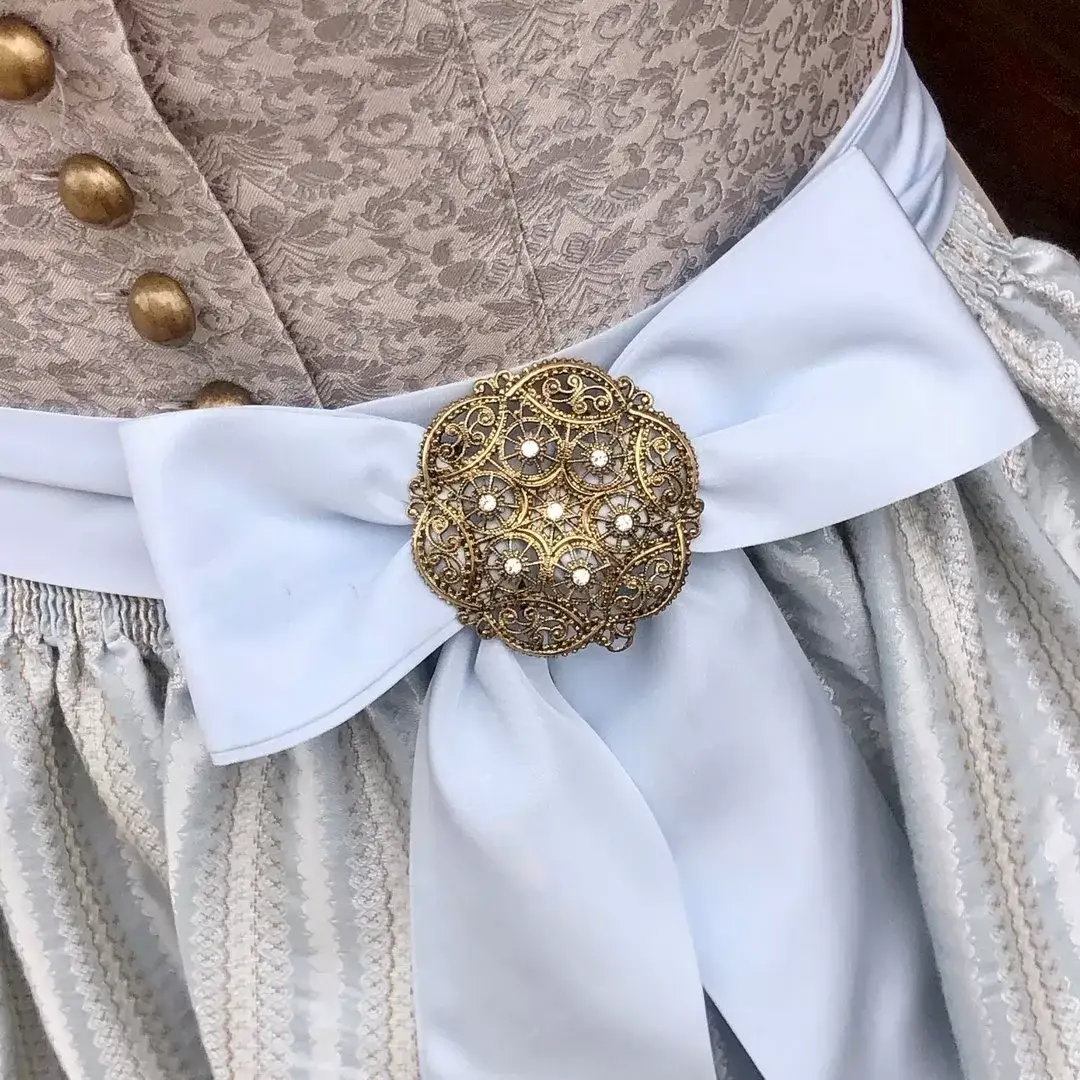 Schleifenspange Dirndlspange für Schürze altgold-kristall – Bild 1 – Chiemgauer Heimatwerk Trachten-Onlineshop Schleifenspange Dirndlspange für Schürze altgold-kristall - Bild 1 - Chiemgauer Heimatwerk Trachten-Onlineshop