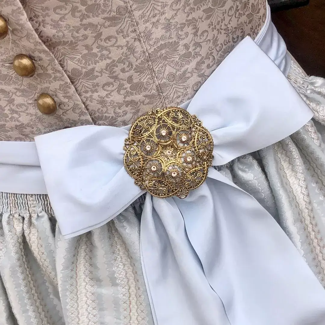 Schleifenspange Dirndlspange für Schürze altgold-rosé – Bild 1 – Chiemgauer Heimatwerk Trachten-Onlineshop Schleifenspange Dirndlspange für Schürze altgold-rosé - Bild 1 - Chiemgauer Heimatwerk Trachten-Onlineshop