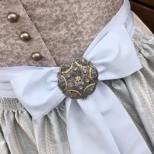 Schleifenspange Dirndlspange für Schürze bicolor-rosé – Bild 1 – Chiemgauer Heimatwerk Trachten-Onlineshop Schleifenspange Dirndlspange für Schürze bicolor-rosé - Bild 1 - Chiemgauer Heimatwerk Trachten-Onlineshop