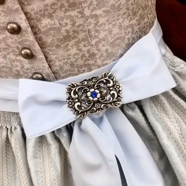 Schleifenspange Dirndlspange für Schürze enzianblau No. 8 – Bild 1 – Chiemgauer Heimatwerk Trachten-Onlineshop Schleifenspange Dirndlspange für Schürze enzianblau No. 8 - Bild 1 - Chiemgauer Heimatwerk Trachten-Onlineshop