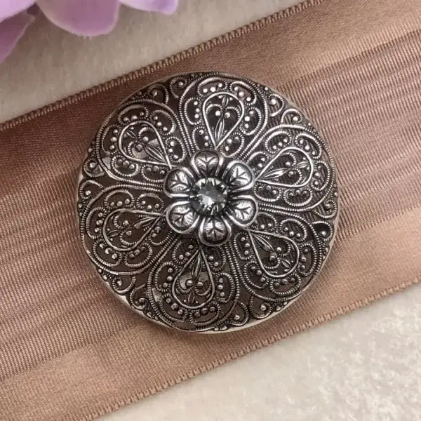 Schleifenspange Dirndlspange für Schürze grau No. 50 – Bild 1 – Chiemgauer Heimatwerk Trachten-Onlineshop Schleifenspange Dirndlspange für Schürze grau No. 50 - Bild 1 - Chiemgauer Heimatwerk Trachten-Onlineshop