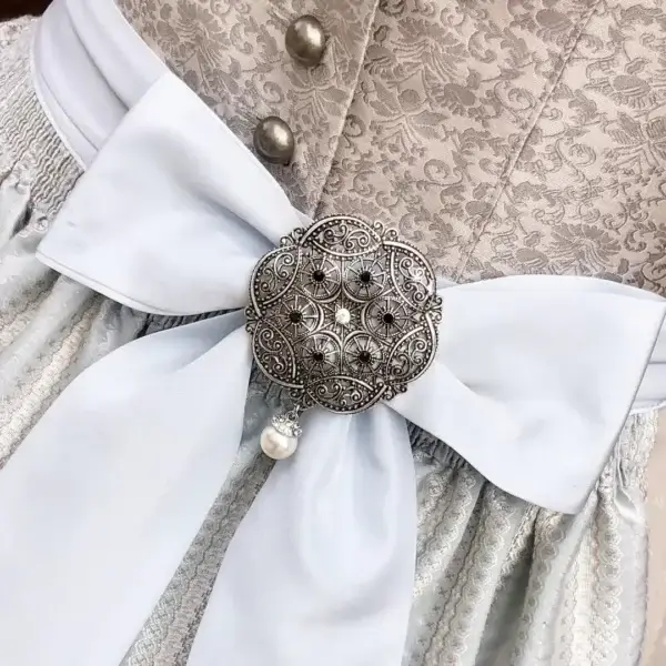 Schleifenspange Dirndlspange für Schürze Perle schwarz No. 9 – Bild 1 – Chiemgauer Heimatwerk Trachten-Onlineshop Schleifenspange Dirndlspange für Schürze Perle schwarz No. 9 - Bild 1 - Chiemgauer Heimatwerk Trachten-Onlineshop