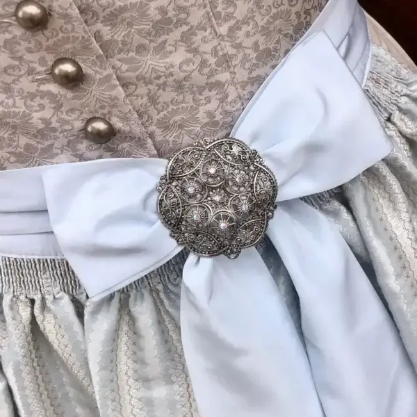 Schleifenspange Dirndlspange für Schürze platin-kristall AB – Bild 1 – Chiemgauer Heimatwerk Trachten-Onlineshop Schleifenspange Dirndlspange für Schürze platin-kristall AB - Bild 1 - Chiemgauer Heimatwerk Trachten-Onlineshop