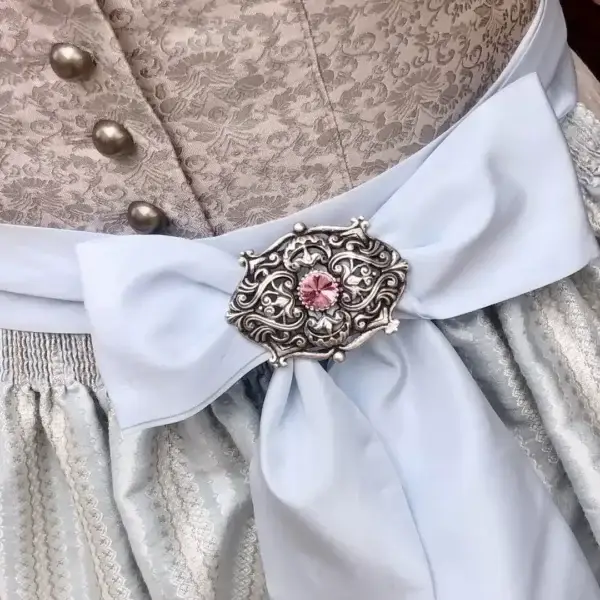 Schleifenspange Dirndlspange für Schürze rosa No. 24 – Bild 1 – Chiemgauer Heimatwerk Trachten-Onlineshop Schleifenspange Dirndlspange für Schürze rosa No. 24 - Bild 1 - Chiemgauer Heimatwerk Trachten-Onlineshop