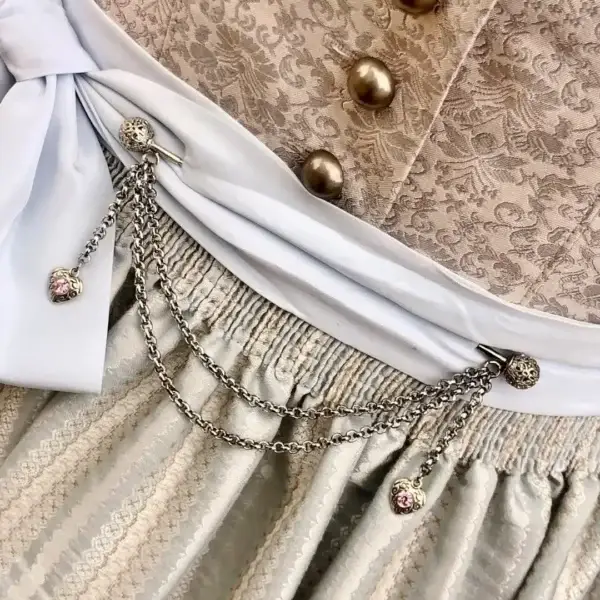 Schürzennadel Tuchnadel mit Herz rosa – Bild 1 – Chiemgauer Heimatwerk Trachten-Onlineshop Schürzennadel Tuchnadel mit Herz rosa - Bild 1 - Chiemgauer Heimatwerk Trachten-Onlineshop